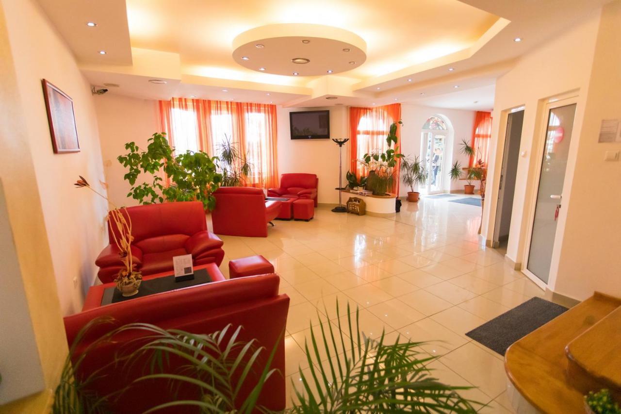 Pensiunea Full Târgu-Mureş Extérieur photo